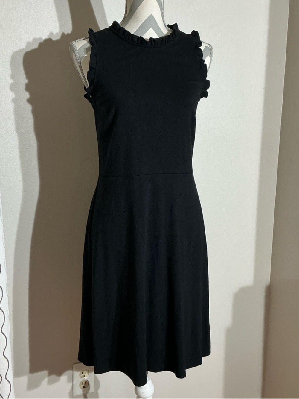 Sz 6 LOFT Black Sleeveless Ruffle-Trim Midi Dress